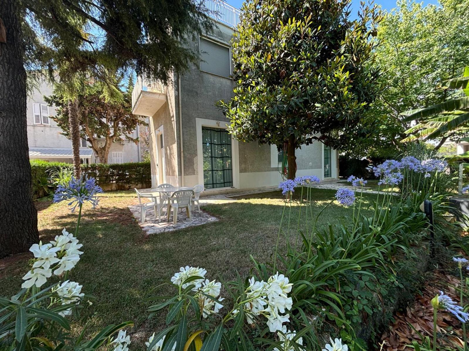 Apartamento Loft 3, A 150 M Dal Mare, Pineto Centro Exterior foto
